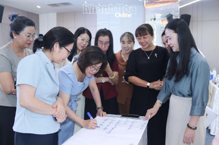 Các nhóm thảo luận tại hội nghị.