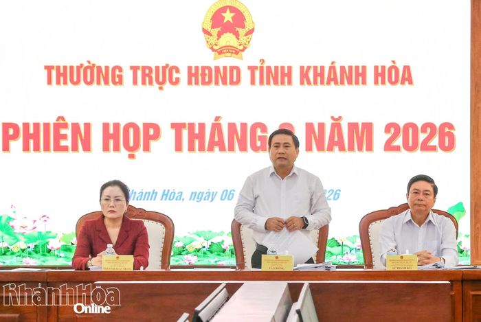 Đồng chí Lâm Đông và các đồng chí trong Thường trực HĐND tỉnh chủ trì phiên họp.