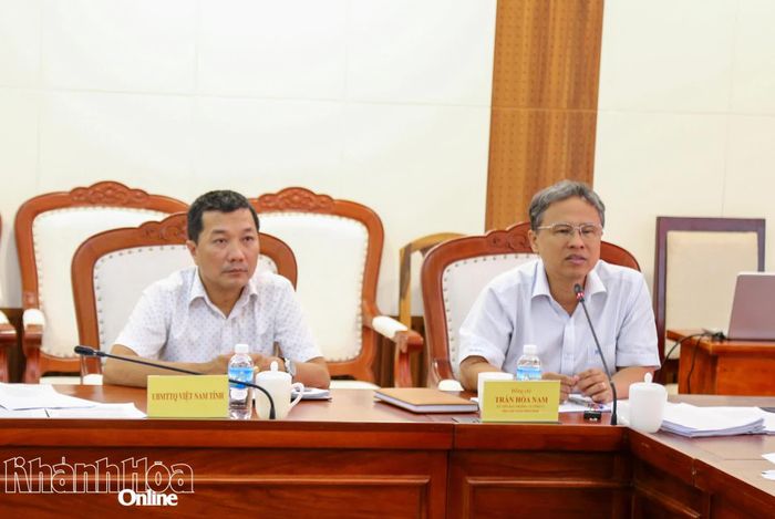Phó Chủ tịch UBND tỉnh Trần Hòa Nam tham dự phiên họp.