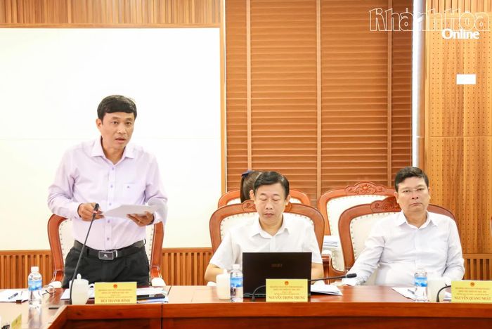 Lãnh đạo Ban Kinh tế - Ngân sách HĐND tỉnh trình bày báo cáo kết quả thẩm tra của ban.