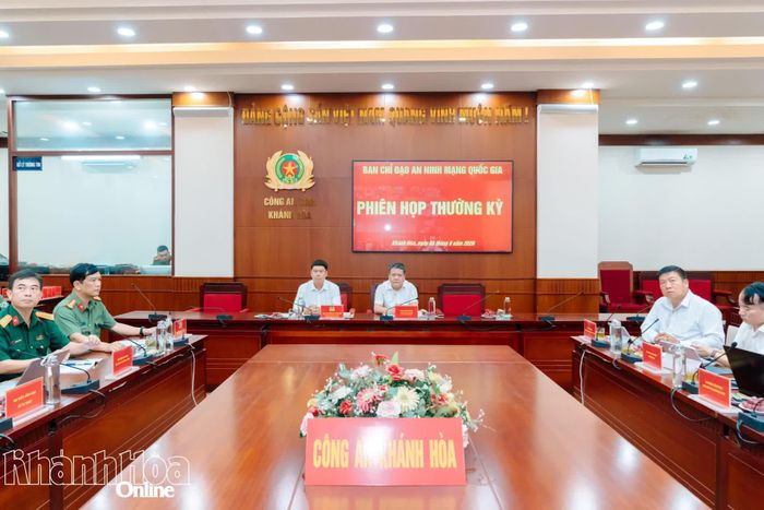 Đồng chí Trần Phong cùng các đại biểu tham dự phiên họp tại điểm cầu Khánh Hòa.