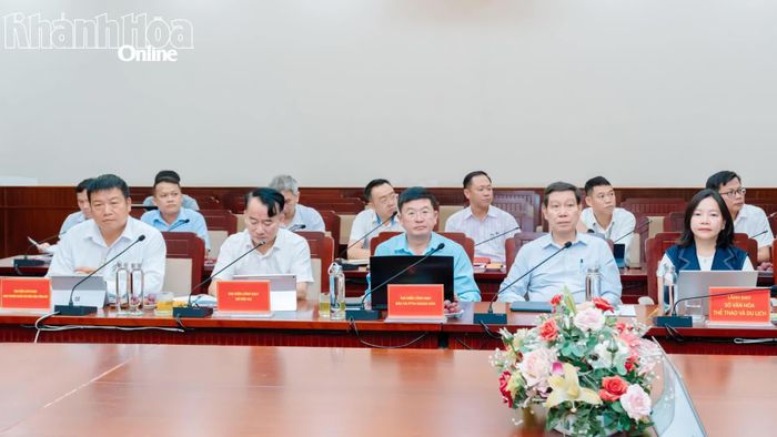 Lãnh đạo các ban, sở, ngành tham dự phiên họp tại điểm cầu Khánh Hòa.