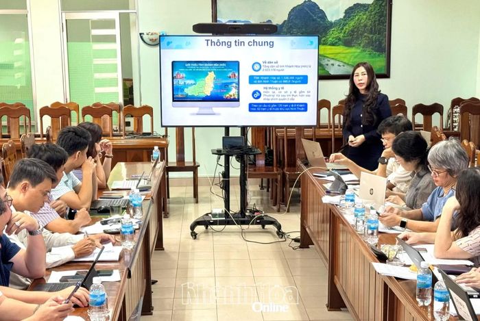 Đại diện Trung tâm Kiểm soát bệnh tật Khánh Hòa báo cáo kết quả triển khai chiến lược.