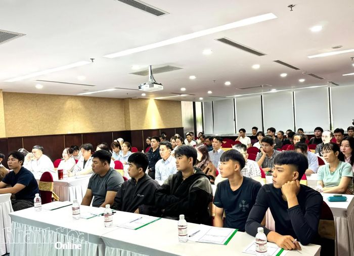 Chủ cơ sở, đầu bếp các cơ sở kinh doanh dịch vụ ăn uống tham gia lớp tập huấn.