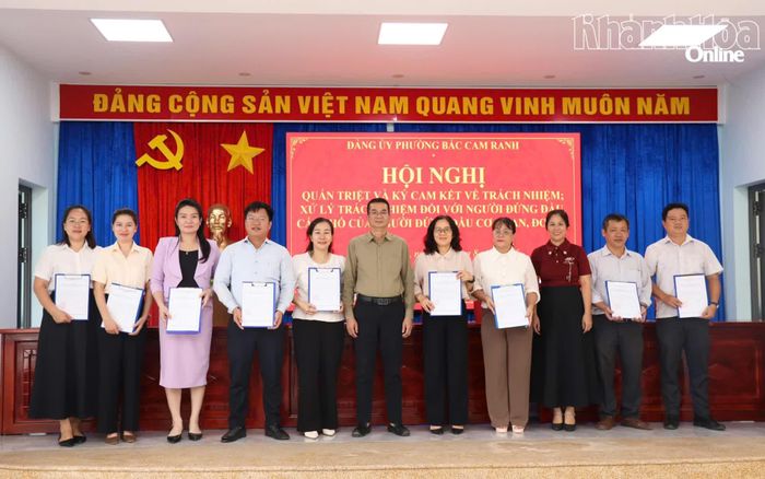 Lãnh đạo phường Cam Ranh chứng kiến và chúc mừng lãnh đạo các đơn vị ký cam kết.