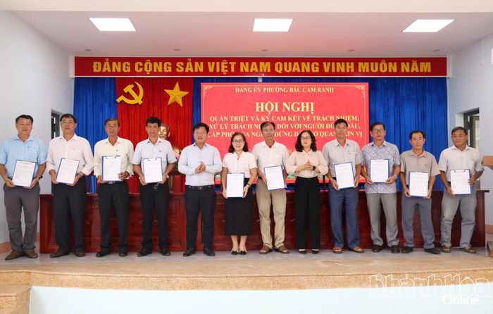 Lãnh đạo phường Bắc Cam Ranh chúc mừng lãnh đạo các đơn vị.