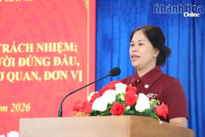 Bà Nguyễn Thị Phương - Phó Bí thư Thường trực Đảng ủy, Chủ tịch HĐND phường phát biểu chỉ đạo.