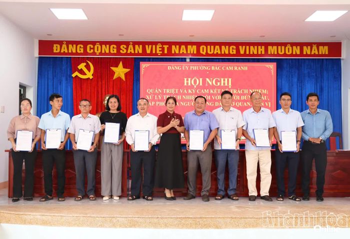 Lãnh đạo phường Bắc Cam Ranh chúc mừng lãnh đạo các đơn vị.