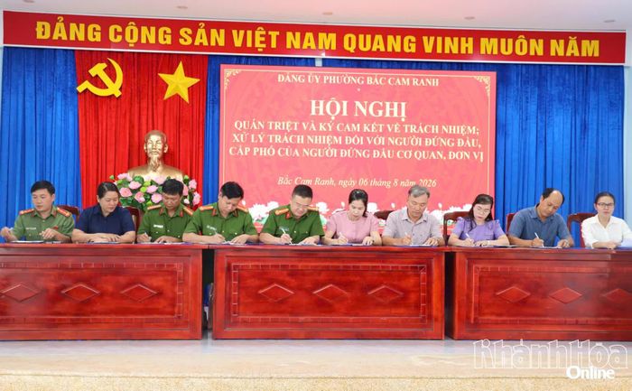 Người đứng đầu và cấp phó của người đứng đầu các đơn vị ký cam kết.