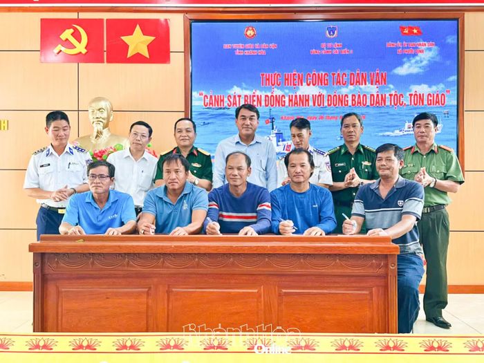 Các chủ tàu cá ký cam kết không vi phạm IUU.