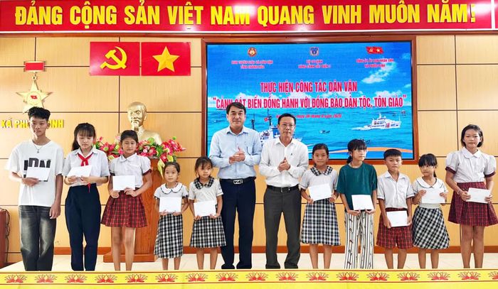 Đại diện Ban Tuyên giáo Tỉnh ủy Khánh Hòa, lãnh đạo xã Phước Dinh trao học bổng cho học sinh nghèo vượt khó.