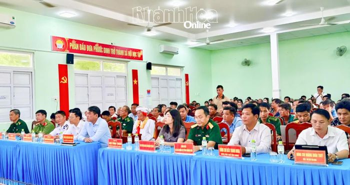 Đại biểu và đông đảo người dân tham dự chương trình.