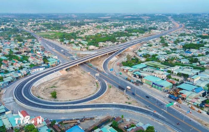 Thành phố Đồng Nai đang trở thành tâm điểm kết nối giao thông lớn nhất phía Nam nhờ sở hữu nhiều tuyến đường cao tốc. Hệ thống hạ tầng chiến lược này không chỉ phục vụ sân bay Quốc tế Long Thành mà còn bứt phá năng lực liên kết vùng giữa Đông Nam Bộ, Tây Nguyên và đồng bằng sông Cửu Long. (Ảnh: Phan Phương/TTXVN)