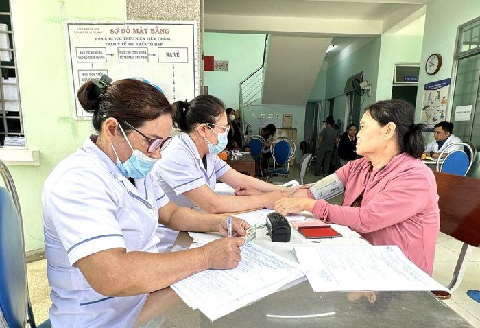 Các y, bác sĩ kiểm tra các chỉ số sức khỏe cơ bản cho người dân.