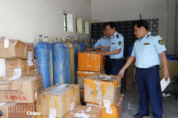 Lực lượng Quản lý thị trường tỉnh thu giữ hàng hóa vi phạm.
