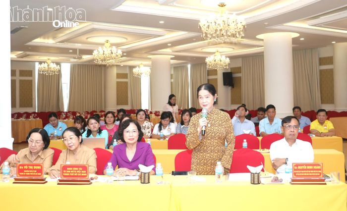 Đại diện Hội đồng tư vấn Dân chủ - Pháp luật Ủy ban MTTQ Việt Nam TP. Hồ Chí Minh trao đổi, chia sẻ kinh nghiệm tại hội nghị.