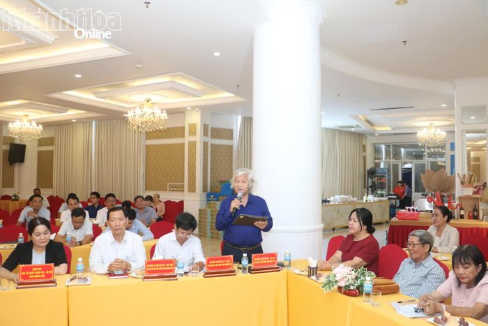 Đại diện Hội đồng tư vấn Dân tộc - Tôn giáo Ủy ban MTTQ tỉnh Khánh Hòa phát biểu ý kiến tại hội nghị.