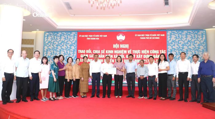 Lãnh đạo Ủy ban MTTQ Việt Nam tỉnh Khánh Hòa trao, tặng quà lưu niệm cho đoàn công tác TP. Hồ Chí Minh.