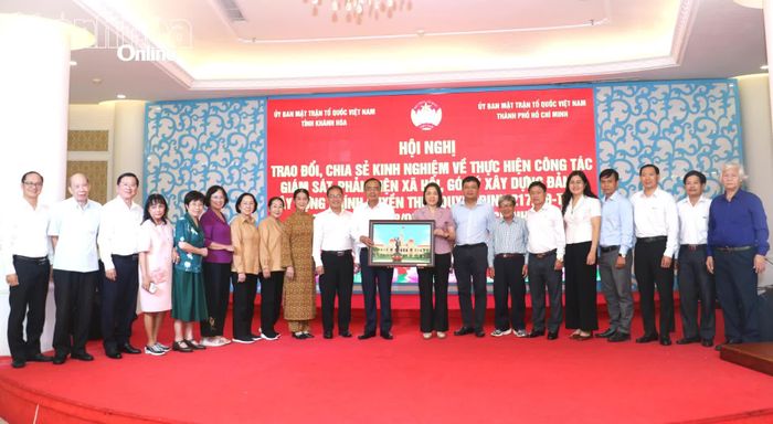 Đoàn công tác TP. Hồ Chí Minh trao, tặng quà lưu niệm cho Ủy ban MTTQ Việt Nam tỉnh Khánh Hòa.