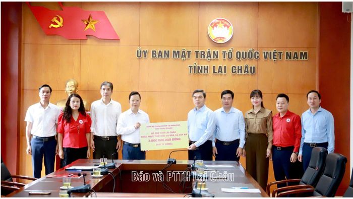 Đoàn công tác của tỉnh Tuyên Quang trao hỗ trợ 2 tỷ đồng cho tỉnh Lai Châu khắc phục hậu quả thiên tai. 