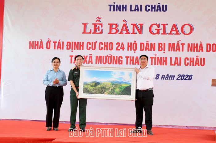 Lãnh đạo xã Mường Than tặng bức tranh lưu niệm bày tỏ sự trân trọng, biết ơn đối với cán bộ, chiến sĩ Học viện Hậu cần. 