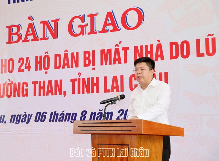Lãnh đạo Sở Nội vụ công bố Quyết định khen thưởng của Chủ tịch UBND tỉnh cho các tập thể, cá nhân có thành tích xuất sắc. 