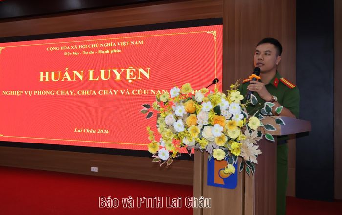 Cán bộ Phòng Cảnh sát PCCC&CNCH phổ biến các quy định của pháp luật về PCCC&CNCH.