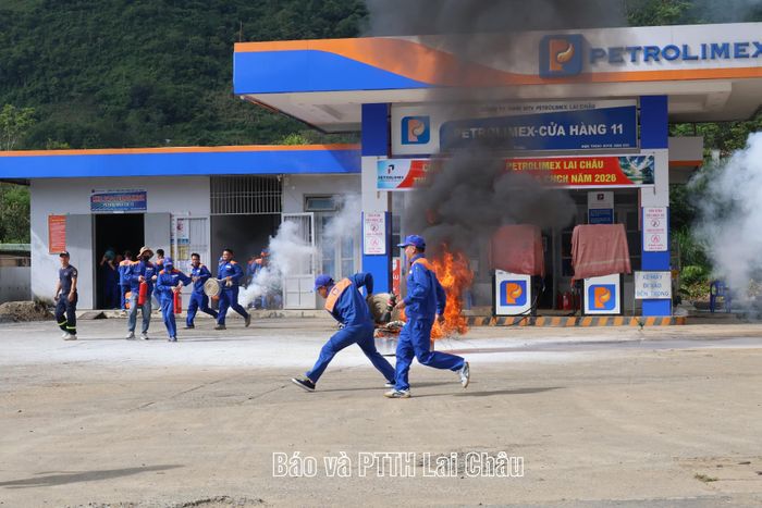 Cán bộ, công nhân viên, người lao động Công ty TNHH MTV Petrolimex Lai Châu thực hành chữa cháy.