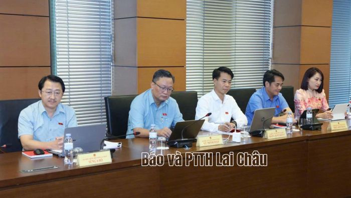 Đoàn ĐBQH tỉnh Lai Châu tham dự buổi thảo luận tại tổ.