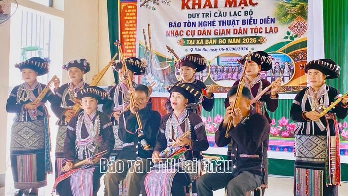 Các nghệ nhân và thành viên tập trung truyền dạy, rèn luyện các làn điệu dân ca, điệu múa truyền thống của dân tộc Lào.
