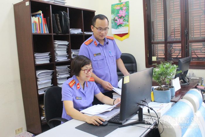 Kiểm sát viên, Viện Kiểm sát nhân dân tỉnh trao đổi nghiệp vụ tham mưu lãnh đạo đơn vị ban hành kiến nghị phòng ngừa tội phạm và vi phạm pháp luật