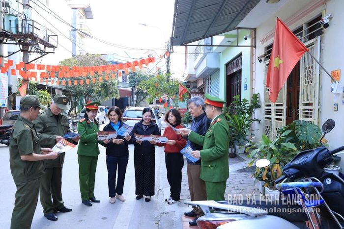 Công an phường Đông Kinh và lực lượng tham gia bảo đảm an ninh trật tự ở cơ sở tuyên truyền pháp luật cho người dân trên địa bàn