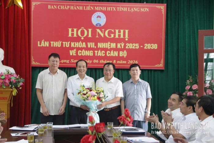Lãnh đạo Liên minh HTX tỉnh tặng hoa chúc mừng đồng chí Nguyễn Hữu Hải
