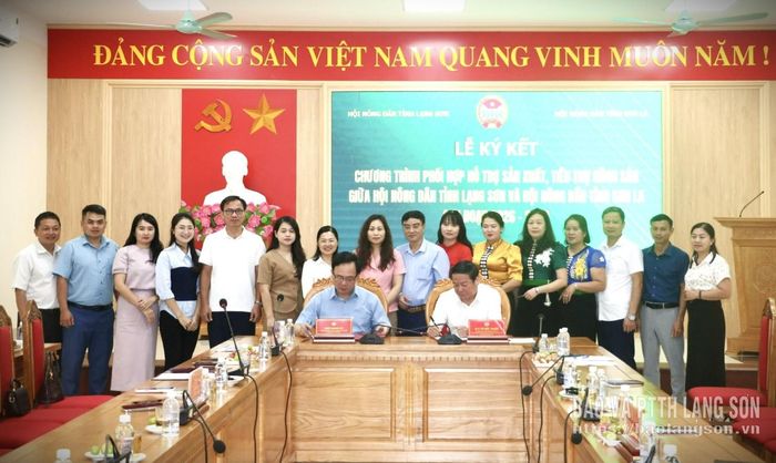 Đại diện lãnh đạo Hội Nông dân tỉnh và Hội Nông dân tỉnh Sơn La tiến hành ký kết chương trình phối hợp hỗ trợ sản xuất, tiêu thụ nông sản giai đoạn 2026 – 2030