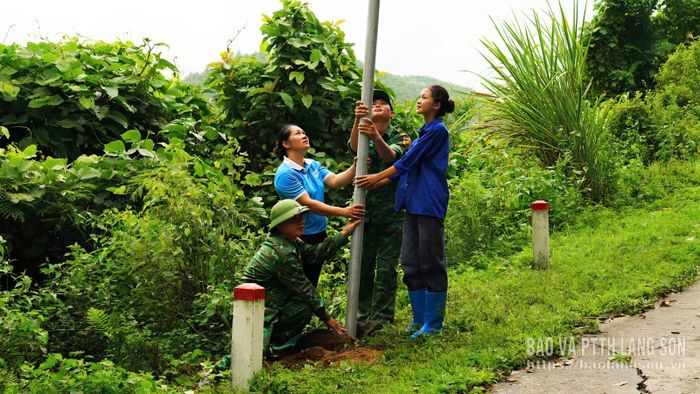 Các đơn vị lắp đặt cột đèn năng lượng mặt trời tại đường tuần tra biên giới trên địa bàn xã Quốc Khánh