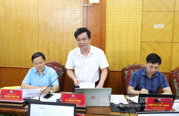 Lãnh đạo Ban Văn hóa - Xã hội HĐND tỉnh báo cáo nội dung trình tại cuộc họp