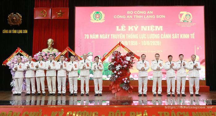 Các đồng chí trong Ban Giám đốc Công an tỉnh tặng hoa chúc mừng Phòng Cảnh sát kinh tế