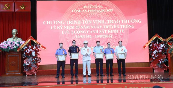 Lãnh đạo Công an tỉnh trao tặng giấy khen cho các tập thể