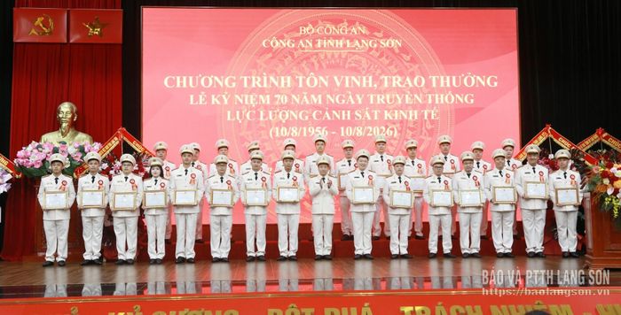Lãnh đạo Công an tỉnh trao tặng giấy khen cho các cá nhân