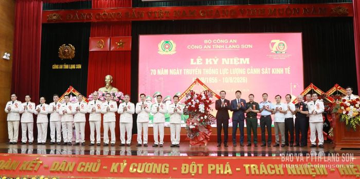 Các đồng chí lãnh đạo tỉnh, lãnh đạo các sở, ngành của tỉnh tặng hoa chúc mừng Công an tỉnh