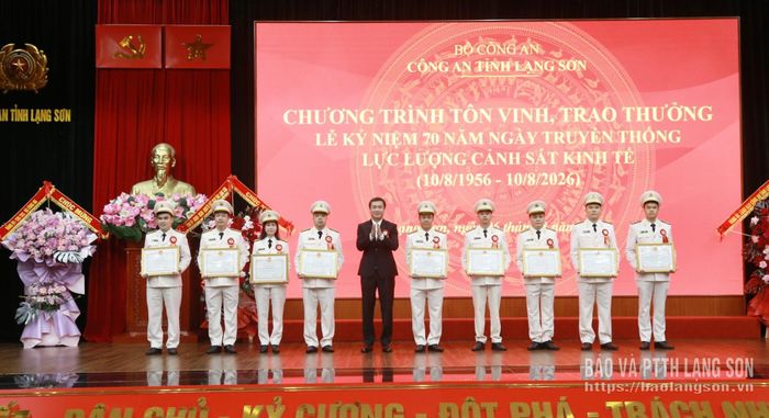 Đồng chí Chủ tịch UBND tỉnh trao tặng bằng khen cho các tập thể, cá nhân