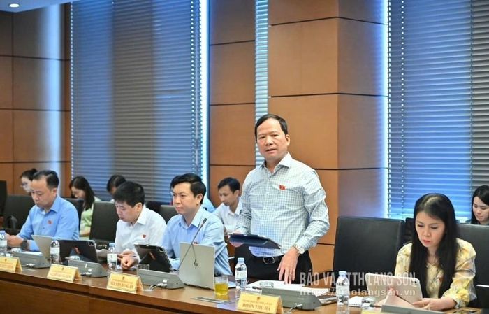 Đại biểu Nguyễn Đặng Ân, Phó Trưởng Đoàn chuyên trách Đoàn ĐBQH tỉnh phát biểu thảo luận ở tổ