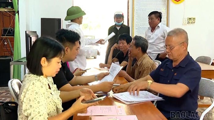 Người dân đến nhà văn hóa xã cung cấp thông tin, giấy tờ phục vụ Chiến dịch 90 ngày làm giàu, làm sạch cơ sở dữ liệu quốc gia về đất đai. (Ảnh: Thu Trang)