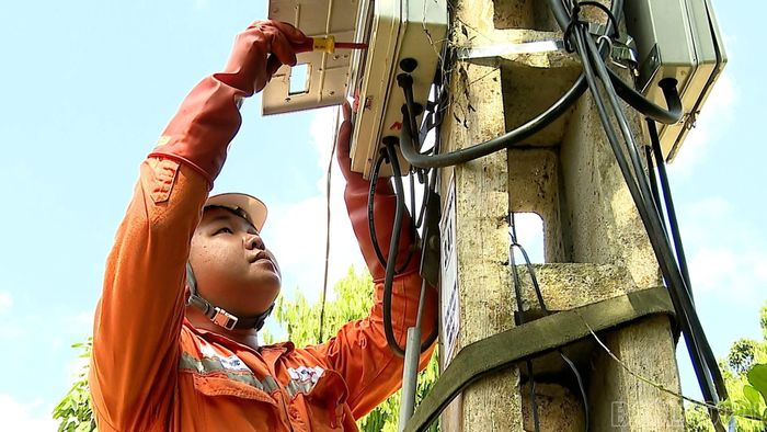 Công nhân Điện lực Văn Yên kiểm tra bảo dưỡng công tơ và đường dây 0,4 kV.