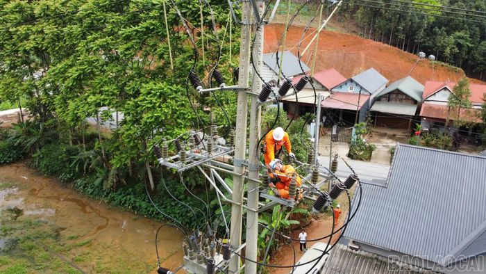 Nhóm công tác Điện lực Lục Yên thực hiện bảo dưỡng cầu dao, khắc phục tồn tại ngăn ngừa sự cố trên đường dây.