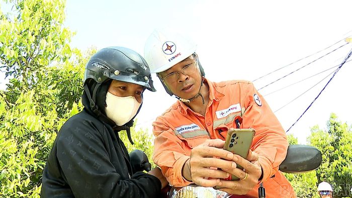 Người dân được tuyên truyền về sử dụng điện an toàn và tiết kiệm.
