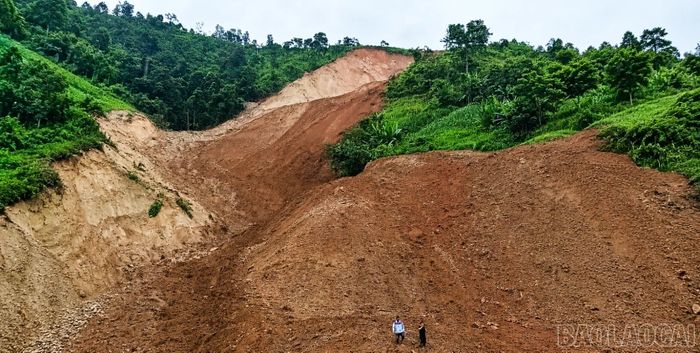 Tại hiện trường, nhiều khối đất đá từ trên cao đổ xuống đã vùi lấp hoàn toàn diện tích sản xuất của người dân và làm chia cắt tuyến đường giao thông.