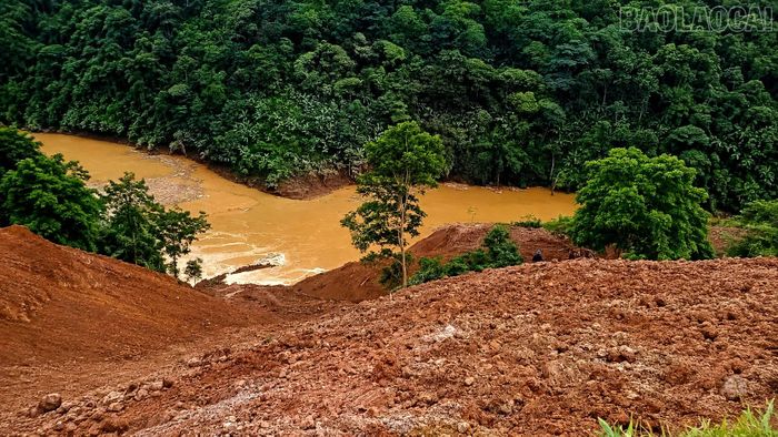 Đất đá sạt lở tràn xuống lòng hồ Thủy điện Mý Háng Tầu.