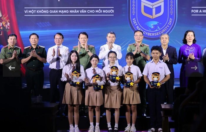 Thủ tướng Lê Minh Hưng cùng các đại biểu thực hiện nghi thức phát động chuỗi hoạt động Ngày An ninh mạng Việt Nam năm 2026.
