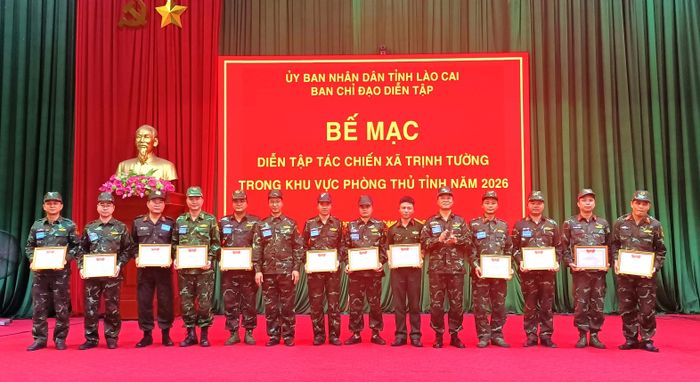 Trao giấy khen cho 2 tập thể và 12 cá nhân có thành tích xuất sắc.